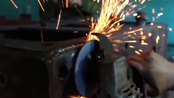 Zpracování kovů mlýnek s jiskry — Stock video