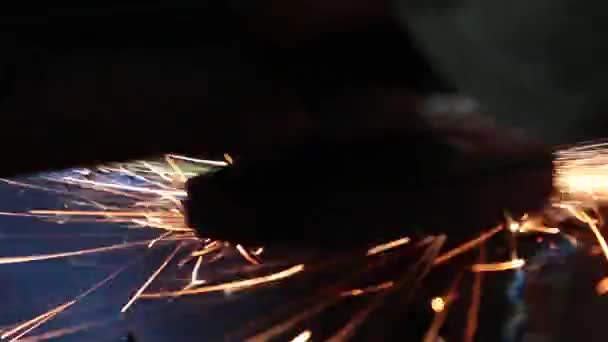 Обработка металлического шлифовального станка с искрами — стоковое видео