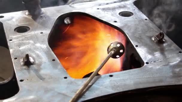 Brennende Gasfackel Metallfunken und Feuer — Stockvideo