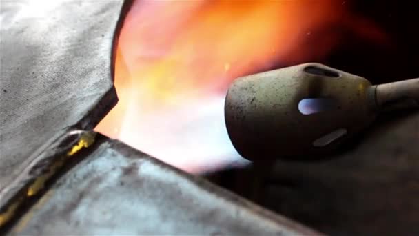 Bruciando scintille di metallo torcia a gas e fuoco — Video Stock