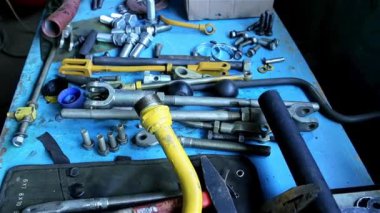 İngiliz anahtarları ve cıvata masada kapat