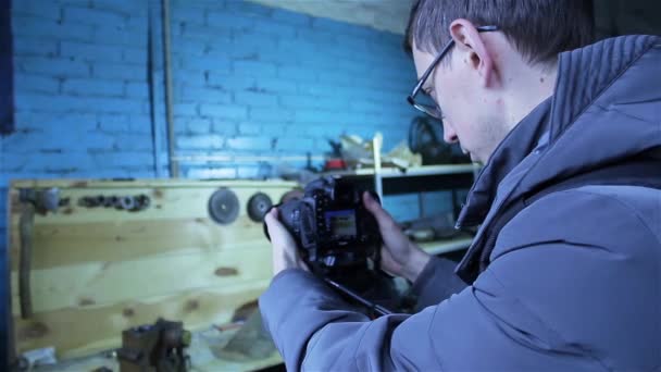 Jovem fotógrafo masculino fazendo uma foto para estoques — Vídeo de Stock