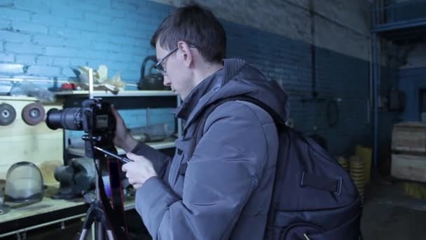 Молодий чоловічий фотограф робить фотографію для акцій — стокове відео