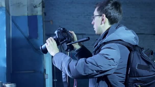 Jeune photographe masculin faisant une photo pour les stocks — Video