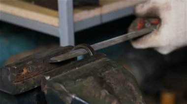 bir Yardımcısı içinde metal boş işleme Zımpara aleti