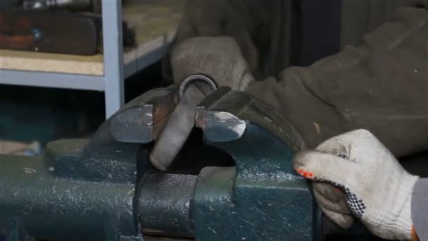 Herramienta abrasiva de mecanizado en blanco de metal en un vicio — Vídeos de Stock