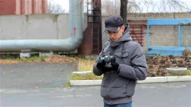 Hombre con ropa de abrigo fotografiado en la calle — Vídeos de Stock