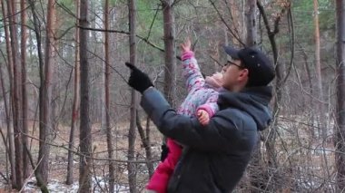 Genç baba küçük kızı ile