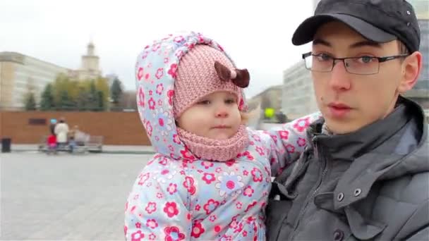 Mladý otec s malou dcerou — Stock video
