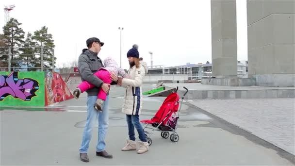 Giovane famiglia con un bambino cammina per strada — Video Stock