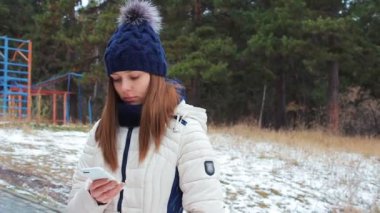 Bir akıllı telefon ile güzel genç anne