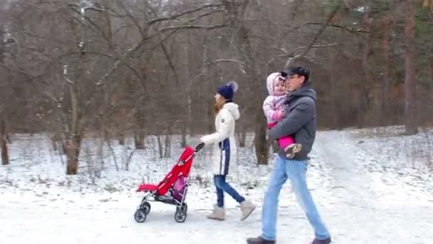 子どもをもつ若い家族は、通りを歩く — ストック動画