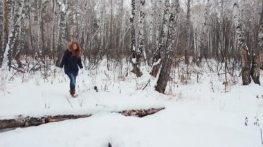 Telefon ile kış ormanda kız iwalking