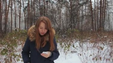 Telefon ile kış ormanda kız iwalking