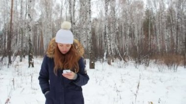 Telefon ile kış ormanda kız iwalking