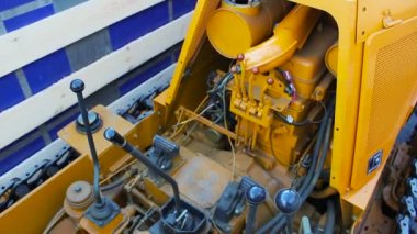 Bağlantıları kauçuk ve hortumlar ile sarı buldozer