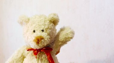 oyuncak ayıcık onun pençe sallayarak