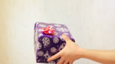 Erkek el geçmek kutusu hediye kutusu kadın elinde