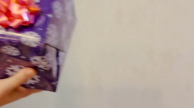 Erkek el geçmek kutusu hediye kutusu kadın elinde