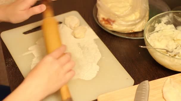 Le mani della donna che preparano dolci fatti in casa — Video Stock