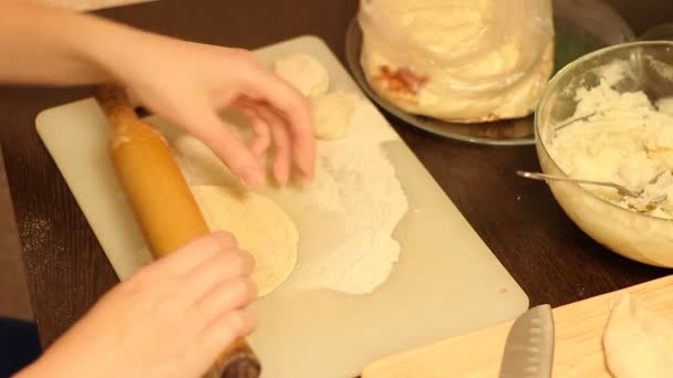 Mujer manos preparando pasteles caseros — Vídeos de Stock