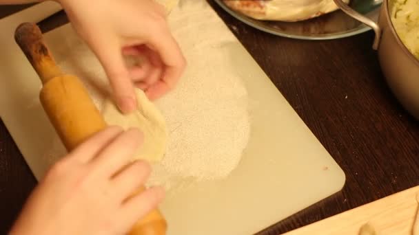 Mâini de femeie pregătind produse de patiserie de casă — Videoclip de stoc