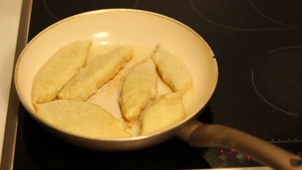 Домашняя выпечка жарила сковородку с маслом — стоковое видео