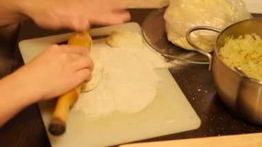 El hamur çalışırken bir iğne ile yayıyoruz