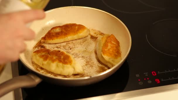 Home baking in the frying pan with oil — Stock Video