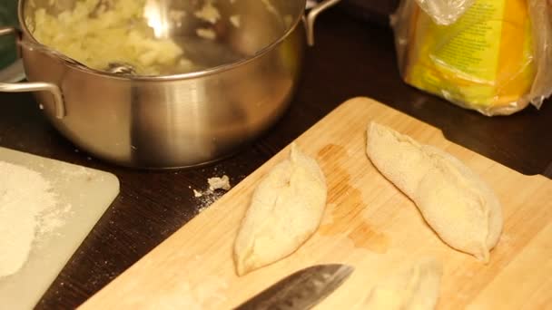 Pas prêt la cuisson à la maison est sur la planche à découper . — Video