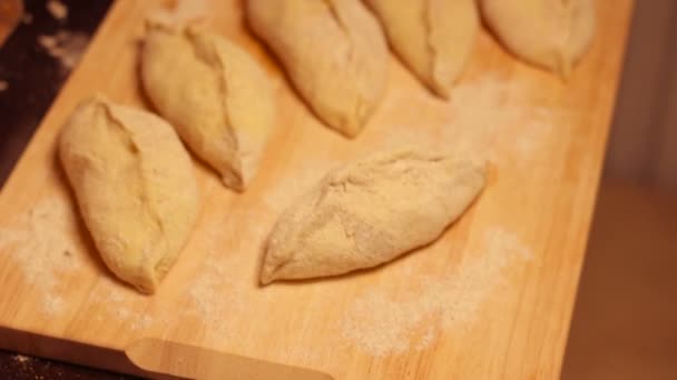 Pas prêt la cuisson à la maison est sur la planche à découper . — Video