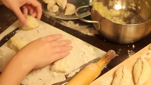 Uitrol van deeg met een rolling pin in de hand — Stockvideo