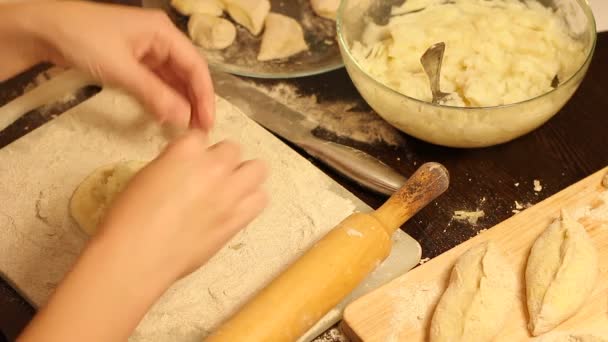 Uitrol van deeg met een rolling pin in de hand — Stockvideo