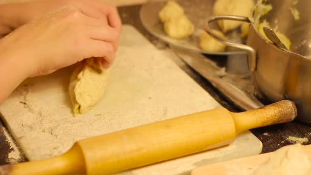 Vrouw handen voorbereiden huisgemaakt gebak — Stockvideo