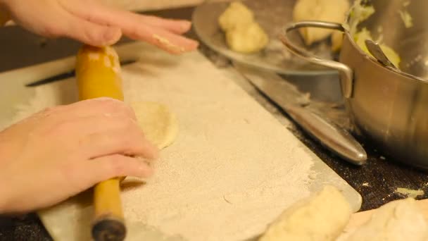 Uitrol van deeg met een rolling pin in de hand — Stockvideo