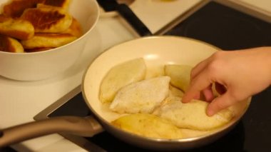 Tavada kızartma için ev yapımı kekler yerleştirme