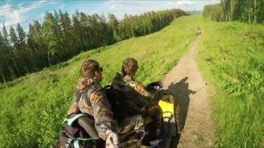 Atv içinde iki adam orman video PP