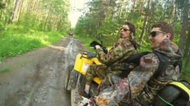 Atv içinde iki adam orman video PP