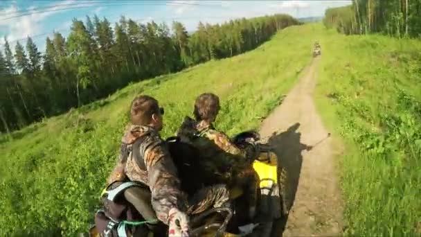 Дві людини на Atv в лісові відео Selfe — стокове відео