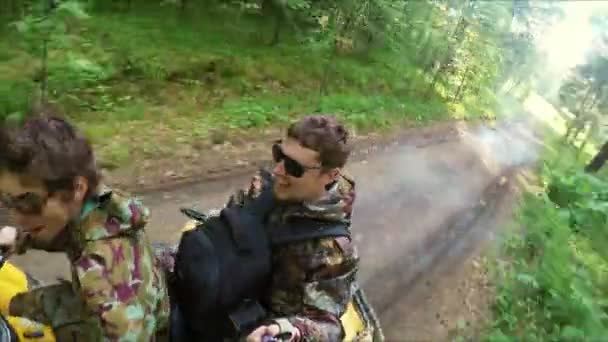 Dos Hombre en ATV en el bosque de vídeo Selfe — Vídeos de Stock