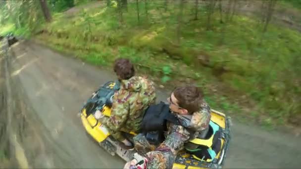 Два человека на квадроцикле в лесном видео Селфи — стоковое видео