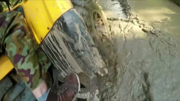 Derin çamur birikintisi tekerlek Atv sürücüleri — Stok video