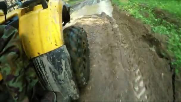 Roue entraînements VTT dans une flaque de boue profonde — Video