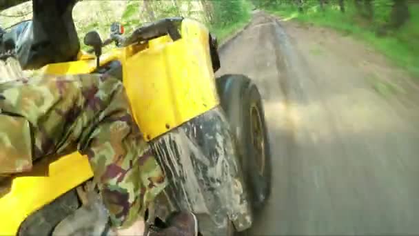 Roue entraînements VTT dans une flaque de boue profonde — Video