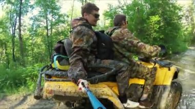 Atv içinde iki adam orman video PP
