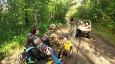 Atv içinde iki adam orman video PP