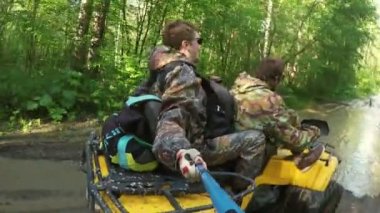 Atv içinde iki adam orman video PP