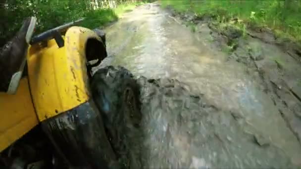 Roue entraînements VTT dans une flaque de boue profonde — Video