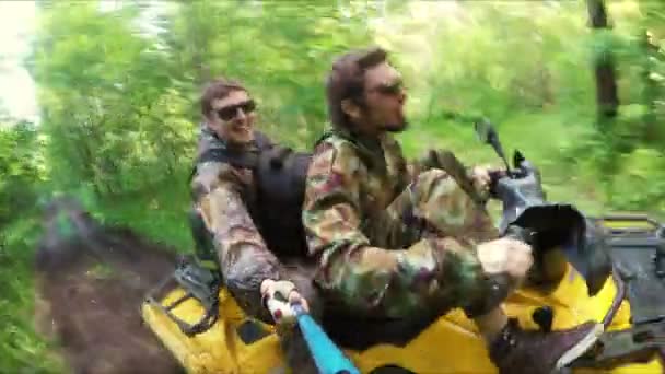 Dos Hombre en ATV en el bosque de vídeo Selfe — Vídeos de Stock