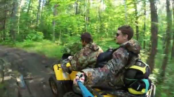 Dos Hombre en ATV en el bosque de vídeo Selfe — Vídeos de Stock
